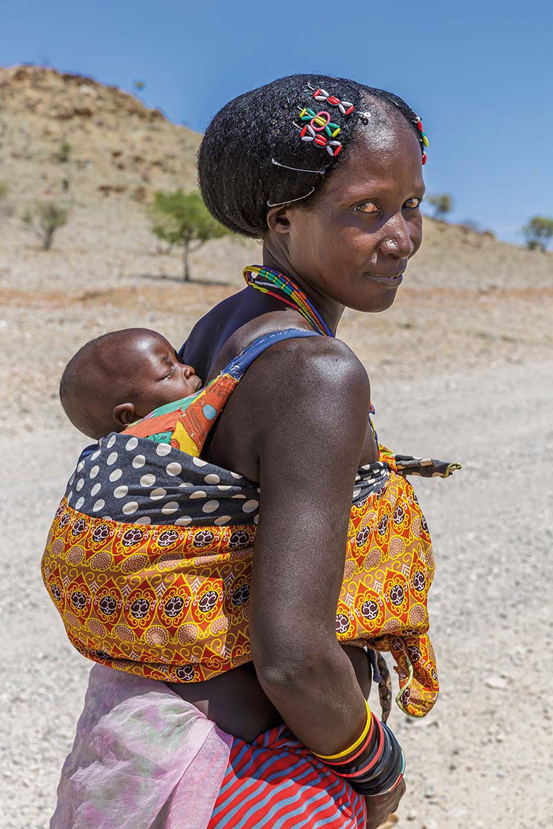 Mutter mit Kind in Namibia ©Susanne und Peter Scheufler